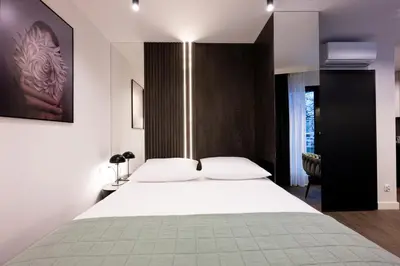 a bedroom with a large white bed in a room at Native Apartments Kościuszki 39 in Kraków