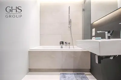 a bathroom with a sink and a bath tub at Ekskluzywny Apartament obok Zamku Wawelskiego in Kraków