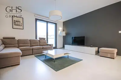 a living room with a couch and a tv at Ekskluzywny Apartament obok Zamku Wawelskiego in Kraków