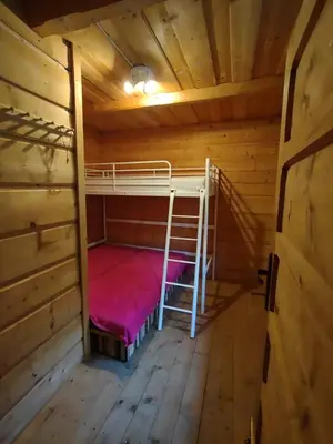a room with a bunk bed in a cabin at Dom na końcu świata in Ochotnica Górna