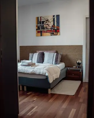 a bedroom with a bed and a painting on the wall at Apartament w centrum Brzeska 1 in Brzesko