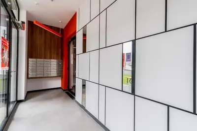 a hallway of a building with red accents at Tauron Modern Studio by BookingHost in Kraków