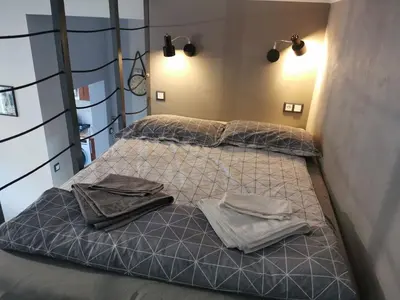 two twin beds in a room with two towels at Komfort w sercu Kazimierza in Kraków