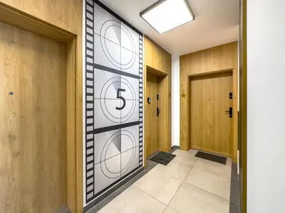 a hallway with a door with a number on it at Apartament Filmowej Magii w centrum Krakowa in Kraków