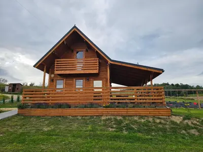 a small log cabin in a field of grass at Sielanka u Basi in Toporzysko