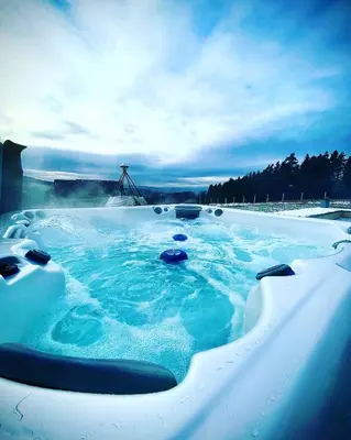 a jacuzzi tub with snow on top of it at Bocianie Gniazdo w Rabce in Rabka-Zdroj