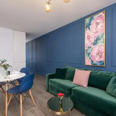 Blue and Green Apartment with Bright Pink Bedroom in Kraków by Noclegi Renters