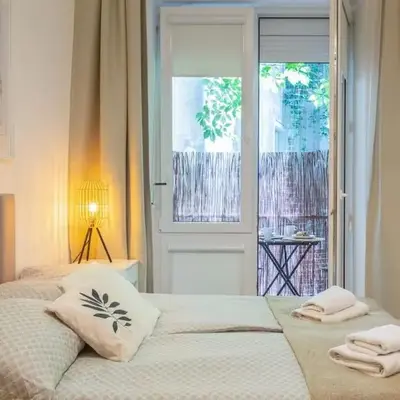 June C studio w/small balcony