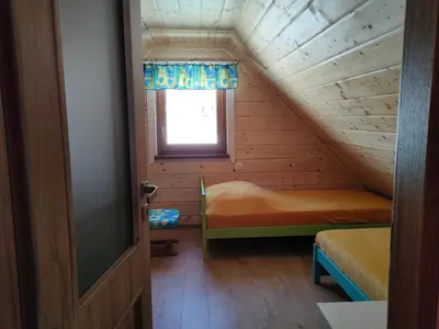 a room with a bunk bed and a window at Pieśń Poranka Domek in Łysina
