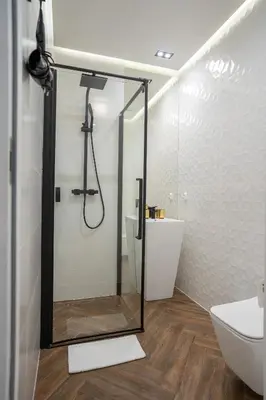 a bathroom with a shower and a toilet at Apartament z Jacuzzi Kraków SHADOW Zamoyskiego in Kraków