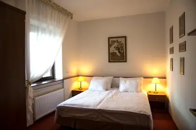 a bedroom with a bed with two lamps and a window at Kompleksowo wyposażony apartament w centrum in Kraków