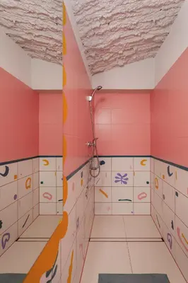 a bathroom with pink walls and white tiles at Krakowiaki in Kraków