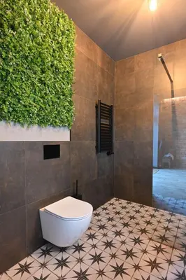 a bathroom with a toilet and a green wall at Aparthotel Mamma Mia - Oświęcim in Oświęcim