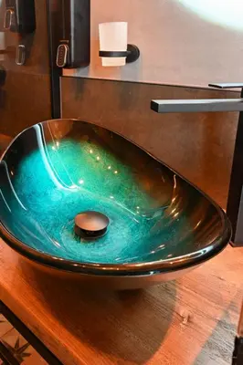 a bath tub with a bowl on top of a table at Aparthotel Mamma Mia - Oświęcim in Oświęcim