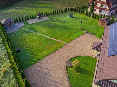 an aerial view of a yard with a house at Apartament Zielona Willa in Skomielna Biała