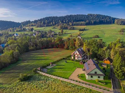 an aerial view of a house in a green field at Apartament Zielona Willa in Skomielna Biała
