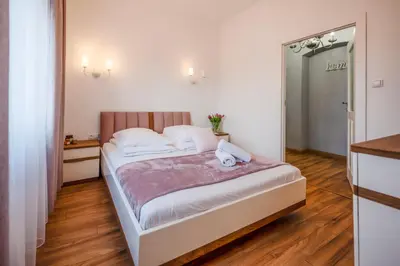 a bedroom with a large bed in a room at Florencja Moxy TE&AM Stare Miasto Dworzec 3 min Parking GRATIS in Kraków