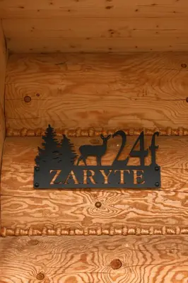 a sign for a zafar avenue on a wooden wall at Domek przy szlaku in Rabka-Zdroj