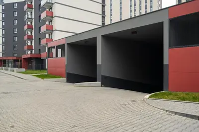 an empty street with two entrances to a building at Ekskluzywny apartament + garaż in Kraków