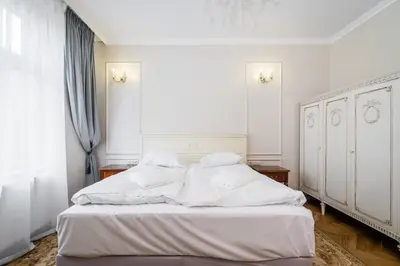 a bedroom with a white bed with white sheets and pillows at Househost Apt: Starowiślna 75/3/2 in Kraków