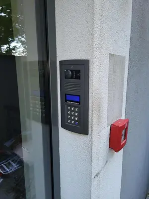 a cell phone on the side of a building at Apartament DeLuxe 4 in Oświęcim
