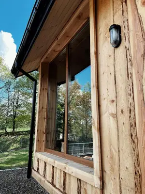 a window on the side of a wooden building at Rogaty Domek nad Zalewem in Dobczyce