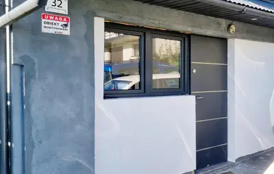 a window on the side of a building at Noclegi u Ewusi in Januszowice