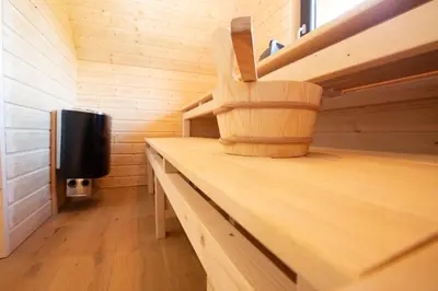 a wooden counter in a tiny house with a bucket on it at Gorczański dom z bali w górach in Poręba Wielka