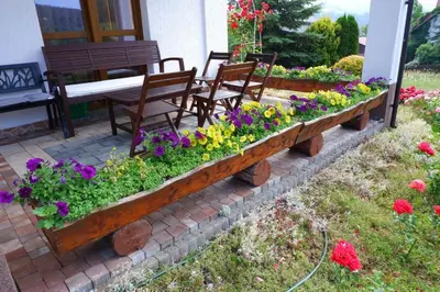 a garden with flowers in a wooden planter at Willa Tulipan in Kamienica