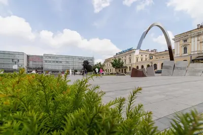 a view of the gateway arch in a city at Studio Apartment - Radziwiłłowska 27 in Kraków
