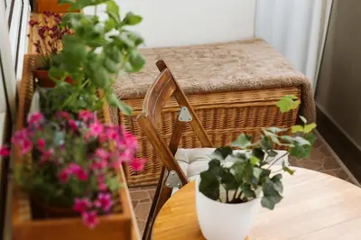 a table with two potted plants and a table with a chair at Dwupokojowy Apartament 700 m od Szpital Prokocim in Kraków