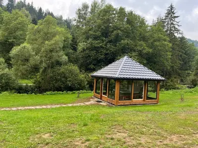 a small gazebo in the middle of a field at Leśne Zacisze in Ochotnica Górna