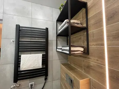 a bathroom with a mirror and some towels at APARTAMENT KRÓLEWSKI CENTRUM NIEPOŁOMICE in Niepołomice
