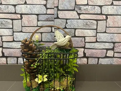 a basket filled with plants and a bird on a wall at APARTAMENT KRÓLEWSKI CENTRUM NIEPOŁOMICE in Niepołomice