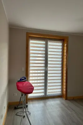 a room with a red stool in front of a large window at Dom wypoczynkowy z widokiem na LUBAŃ in Ochotnica Dolna