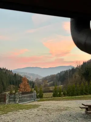 a view of the mountains from a car window at Dom wypoczynkowy z widokiem na LUBAŃ in Ochotnica Dolna