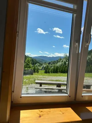 a window with a view of a picnic table at Dom wypoczynkowy z widokiem na LUBAŃ in Ochotnica Dolna