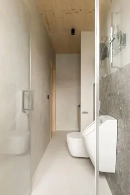 a bathroom with two toilets and a glass shower at Poczywaj in Jordanów