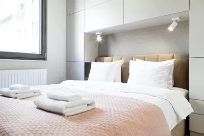 a bedroom with two white towels on a bed at Househost Apt Smoleńsk 33-308A in Kraków