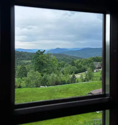 a view from a window of a field and mountains at Chata Drapula - Gospodarstwo Agroturystyczne - Apartament na wyłączność z widokiem na góry i aneksem kuchennym in Zawadka