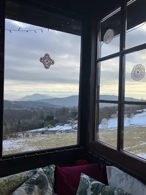 a room with two windows looking out at a snow covered field at Chata Drapula - Gospodarstwo Agroturystyczne - Apartament na wyłączność z widokiem na góry i aneksem kuchennym in Zawadka