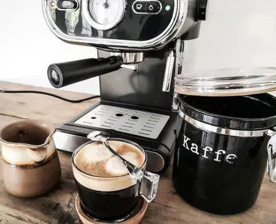 a coffee maker with two cups of coffee on a table at Bluszcz i Lawenda in Jankowice