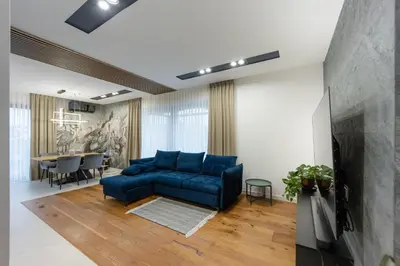 a living room with a blue couch and a table at Luksusowy dom z basenem blisko Energylandii, Krakowa i Oświęcimia in Trzebinia