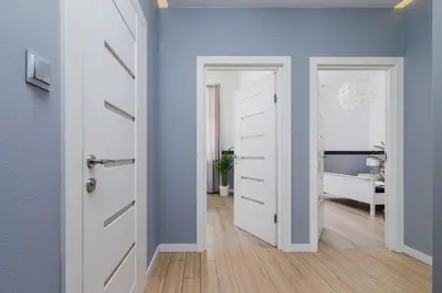 an open door in a room with blue walls and wooden floors at Dajwór 20 - Dzielnica Żydowska in Kraków