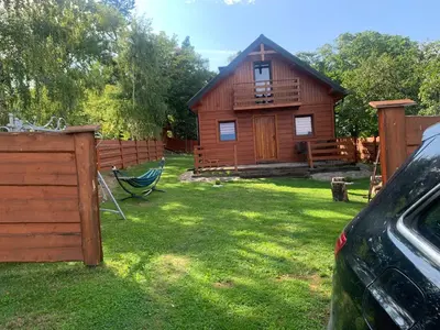 a log cabin with a fence and a yard at DOMEK NA GRANICY wynajem nocleg in Stankowa