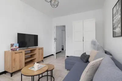 a living room with a couch and a tv at Eklsuzywny Apartament z Parkingiem w Krakowie by Renters Prestige in Kraków