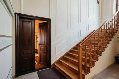 a staircase in a building with a wooden door at Apartament Shahrazad in Kraków