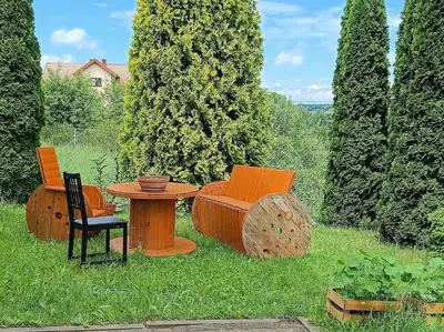 a garden with a table and chairs and a table and chairsitures at Dom pod Krakowem - zacisze wsi 20 minut samochodem od centrum Krakowa in Pekowice