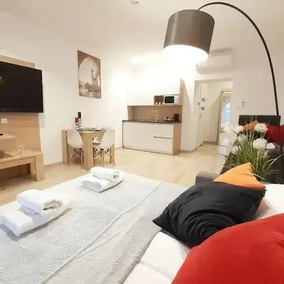 Old Town Apartments - B42