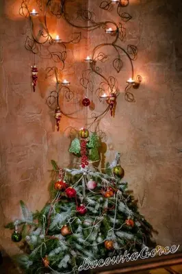 a christmas tree with ornaments on a wall at Prawdziwy domek w górach in Nowy Targ